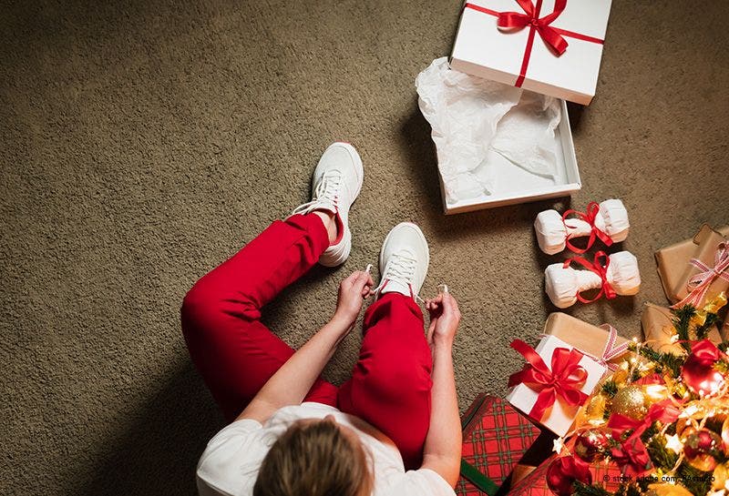 Frau ist sportlich an Weihnachten