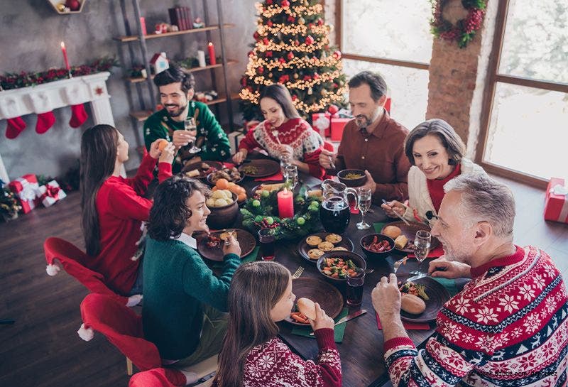 Familie beim Weihnachtsessen
