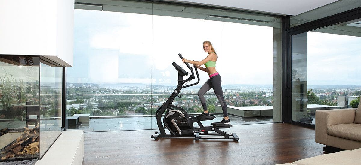 Frau trainiert auf Crosstrainer
