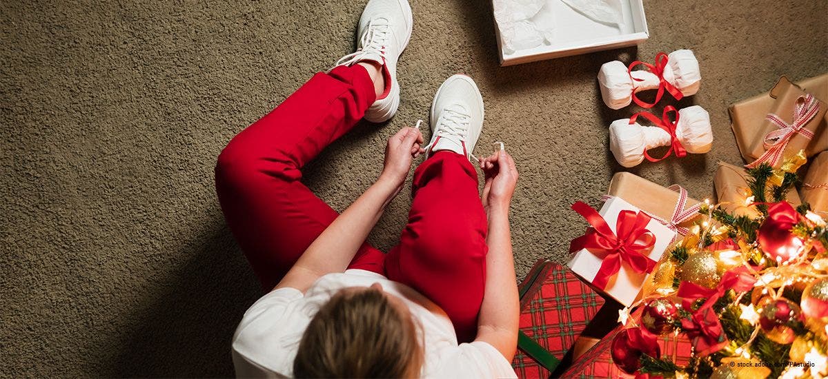 Frau ist sportlich an Weihnachten