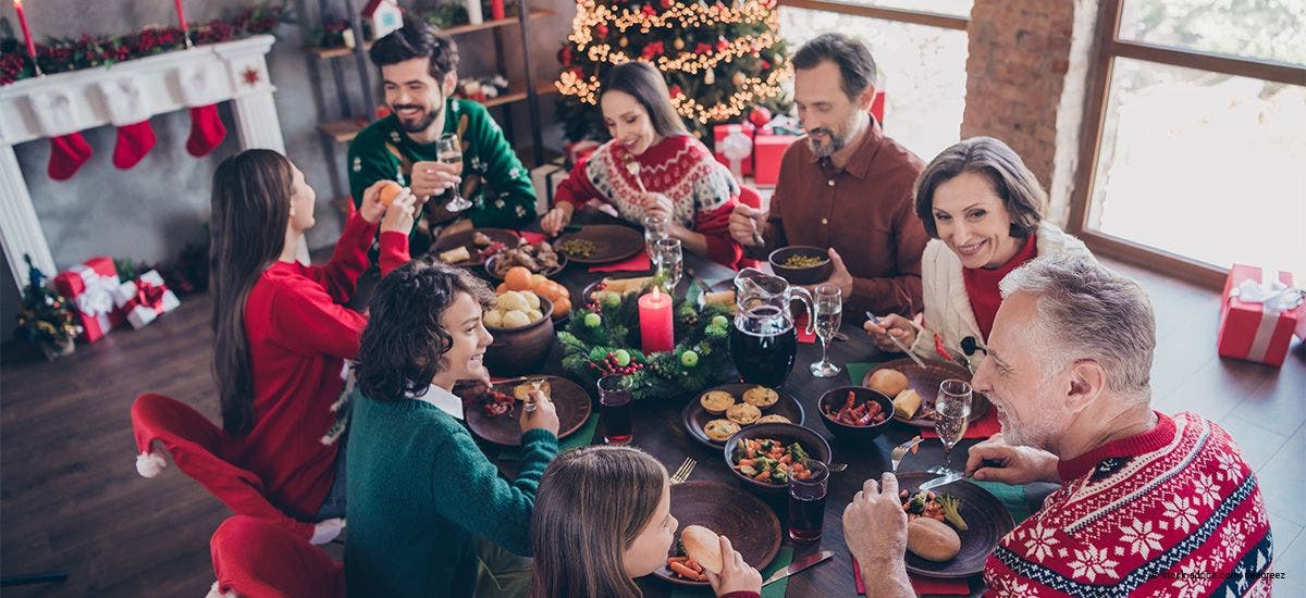 Familie beim Weihnachtsessen