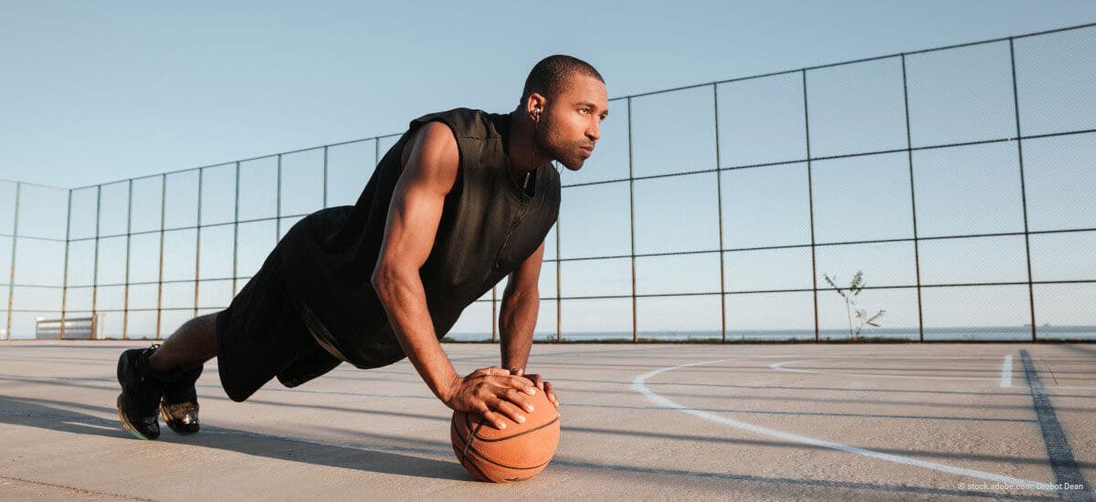 Plank mit dem Basketball