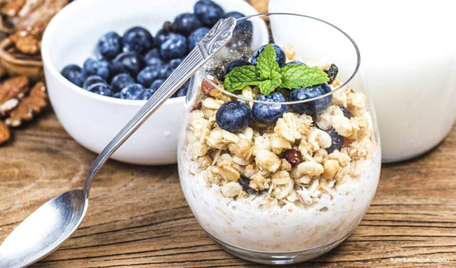 Selbstgemachtes Granola mit Joghurt & Früchten