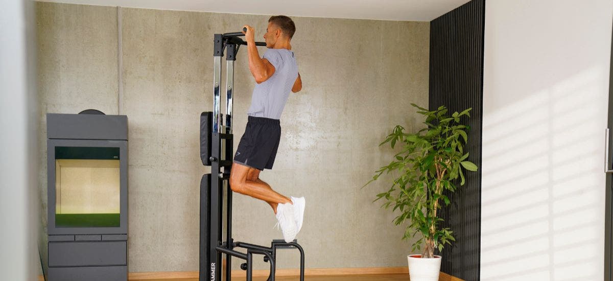 Klimmzüge an der Bench Pullup & Dip